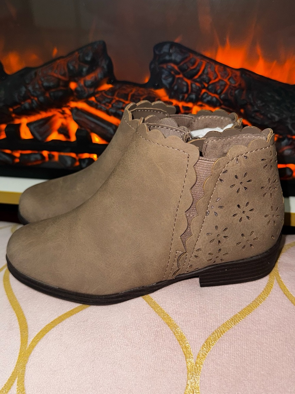 Tan suede ankle boots with floral cutouts #boho #western